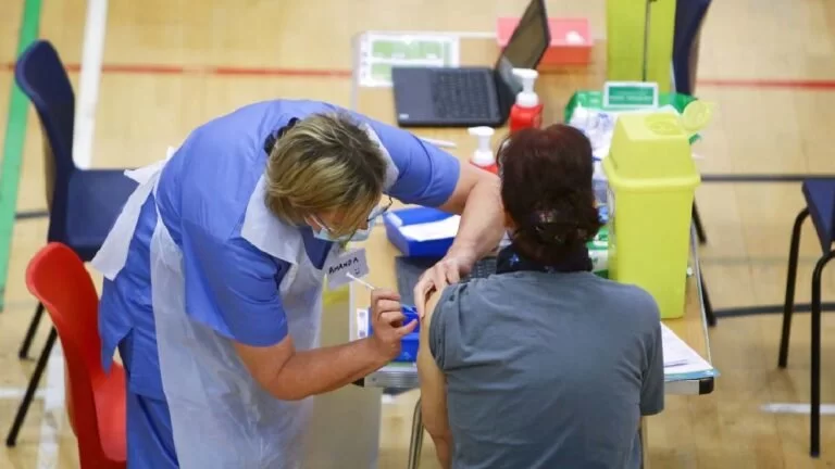 Boletim da Fiocruz mostra sucesso da vacinação contra a covid-19
