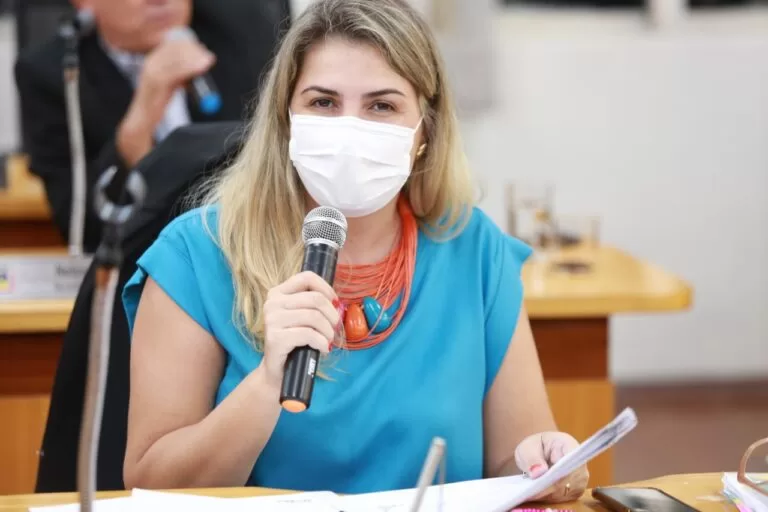Vereadora apresenta emenda para atender meninas e mulheres em condições de vulnerabilidade