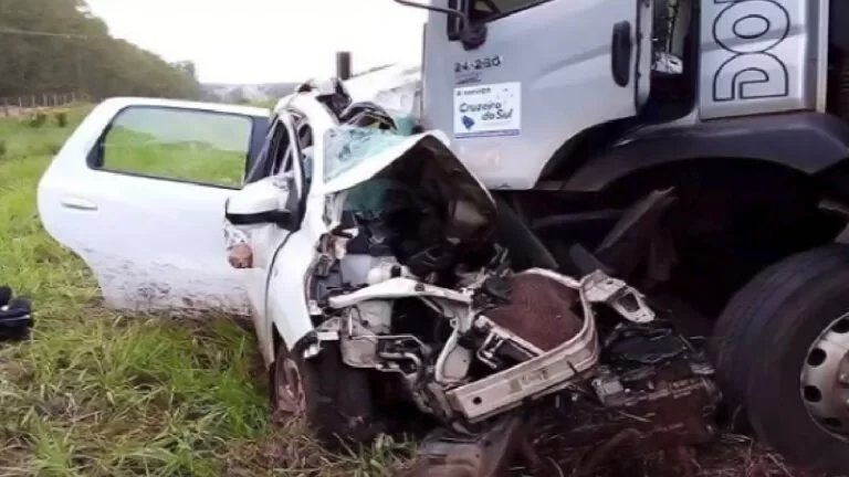 Três adultos e uma criança de 2 anos morrem em acidente na BR-262