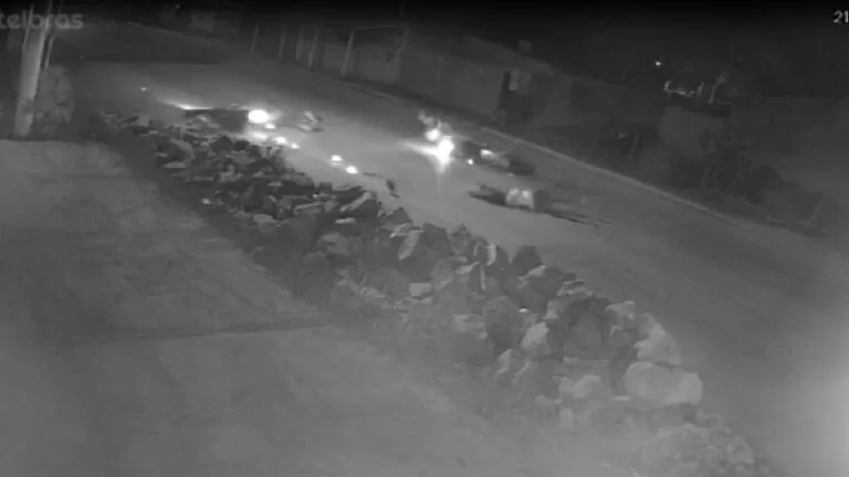 Três pessoas ficam feridas em colisão entre motocicletas no Popular Nova