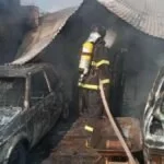 Incêndio destrói veículos em oficina no bairro Maria Leite