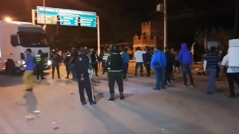 Início de greve geral na Bolívia gera conflito e polícia intervém com manifestantes na fronteira