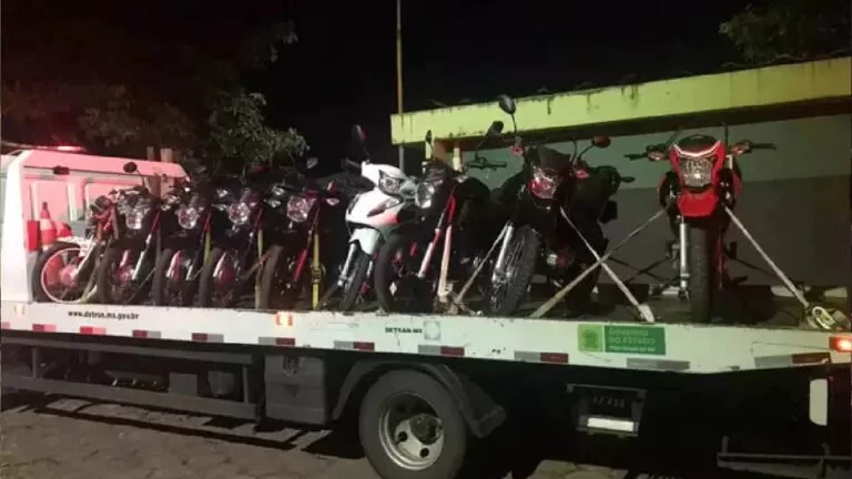 Dupla é presa em Campo Grande transportando 13 motos para vender na Bolívia