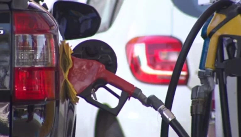 Gasolina sobe 2,25% em uma semana e chega a custar quase R$ 8 o litro no Sul
