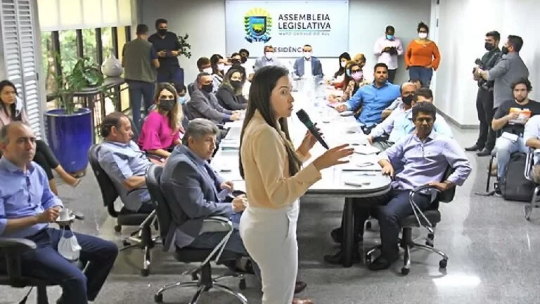 Estado explica a deputados reestruturações nas carreiras dos servidores