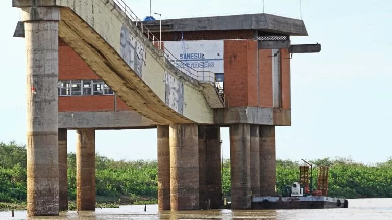 Sanesul realiza manutenção emergencial em Corumbá e alerta para possível falta de água