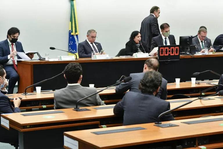 Congresso aprova Orçamento de 2022 com reajuste a policiais e R$ 4,9 bi para campanhas eleitorais