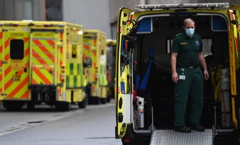 Variante Ômicron leva a recordes de novos casos diários da covid e provoca caos em aeroportos