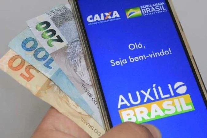 Você está visualizando atualmente Caixa começa a pagar Auxílio Brasil com valor mínimo de R$ 400