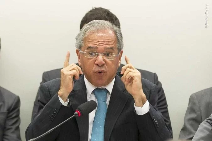 Você está visualizando atualmente Guedes admite “forte desaceleração” na economia brasileira em 2022