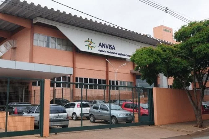 Você está visualizando atualmente Em resposta a Bolsonaro, servidores da Anvisa fazem vídeo nomeando quem aprovou vacina