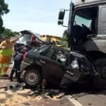 Família morre após carro bater de frente com carreta na BR-163