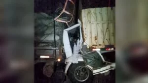 Leia mais sobre o artigo Motorista de caminhão morre após colidir na traseira de carreta na BR-262