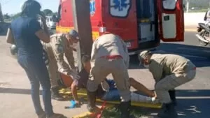 Leia mais sobre o artigo Colisão entre carro e moto deixa homem ferido no centro de Corumbá