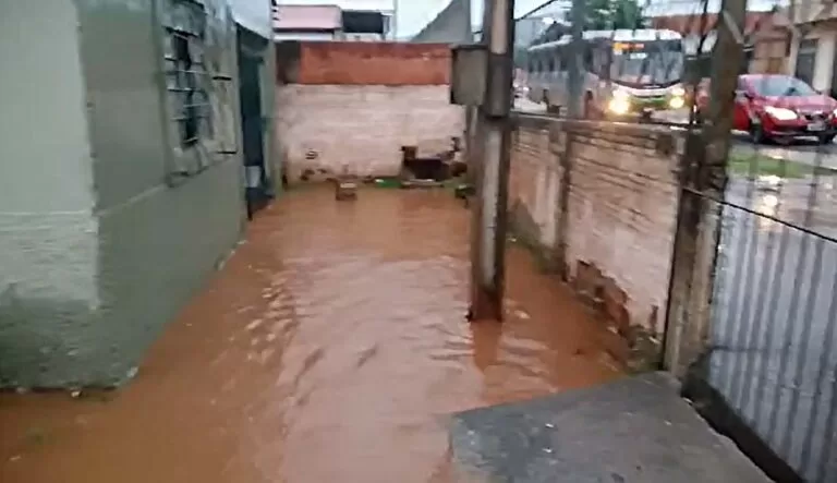 Alagamentos em residências mobilizam equipes do Corpo de Bombeiros