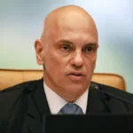 Moraes manda investigar Bolsonaro por associar vacina à Aids em live