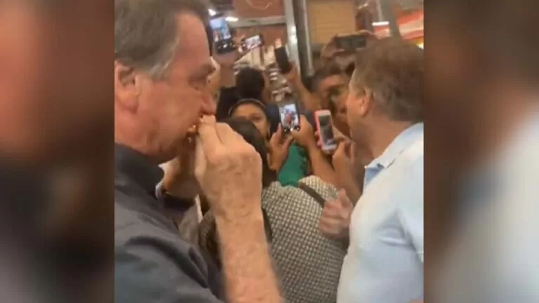 Bolsonaro vai ao Mercadão e come pastel tradicional de Campo Grande | vídeo