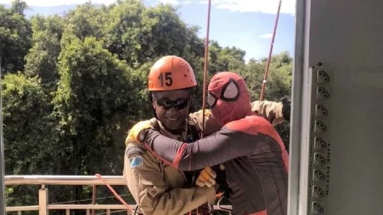 Vestidos de super-heróis, bombeiros militares visitam crianças em hospitais