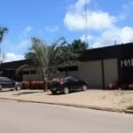 Mulher é detida por abandonar crianças em casa cheia de lixo e sem comida em MS