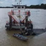 Começa operação para remover embarcação que naufragou no rio Paraguai