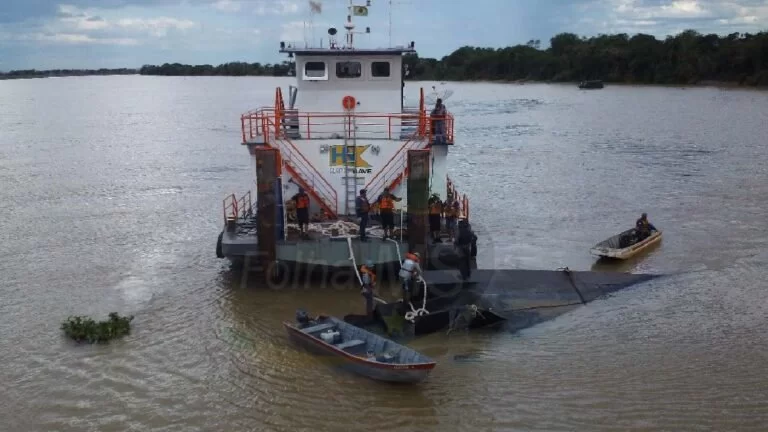 Começa operação para remover embarcação que naufragou no rio Paraguai