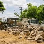 Governo do Estado inicia troca de lajotas por asfalto na região central de Corumbá