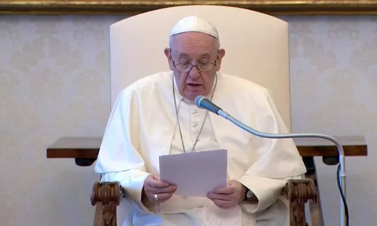 Gastem com educação, não com armas, diz papa em mensagem de paz anual