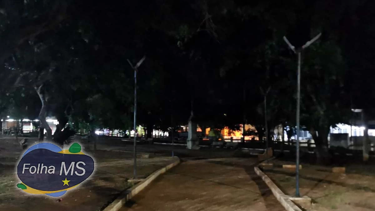 Você está visualizando atualmente Abandono do poder público deixa praças de Corumbá na escuridão