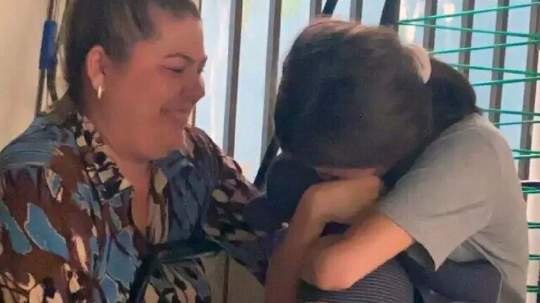 Menina de 11 anos chora ao ver urso feito com camisa do pai que morreu