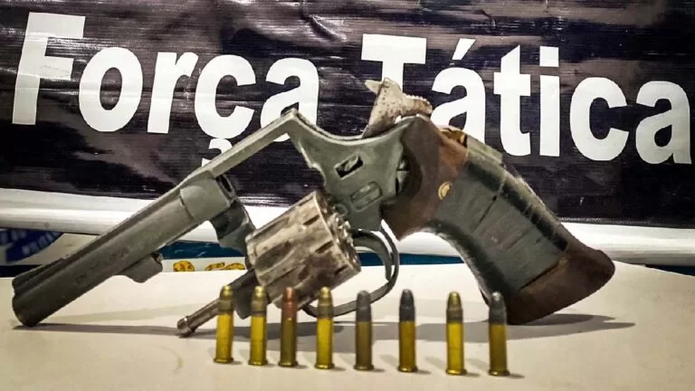 Após agredir esposa a cadeiradas, homem é preso em posse de arma de fogo em Corumbá