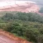 Câmeras flagram momento em que dique de mineradora transborda em MG