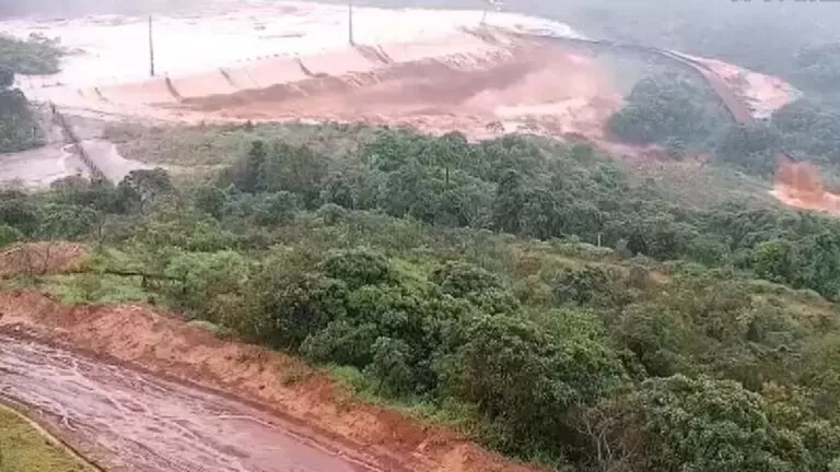 Câmeras flagram momento em que dique de mineradora transborda em MG