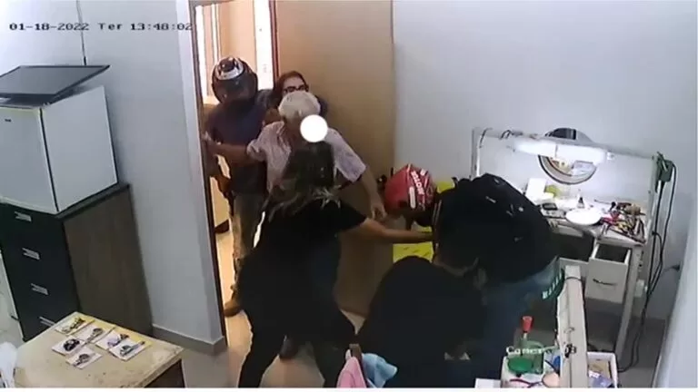 Comerciante reage a assalto e esfaqueia assaltante em cidade do MS | vídeo