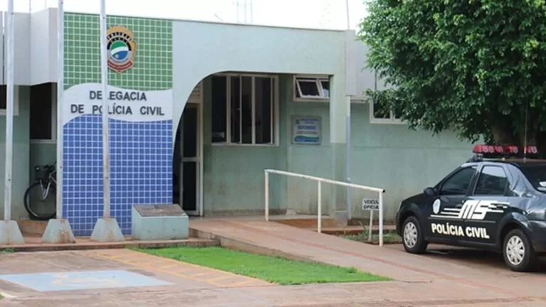 Mulher é presa após jogar gasolina e atear fogo nos filhos em MS