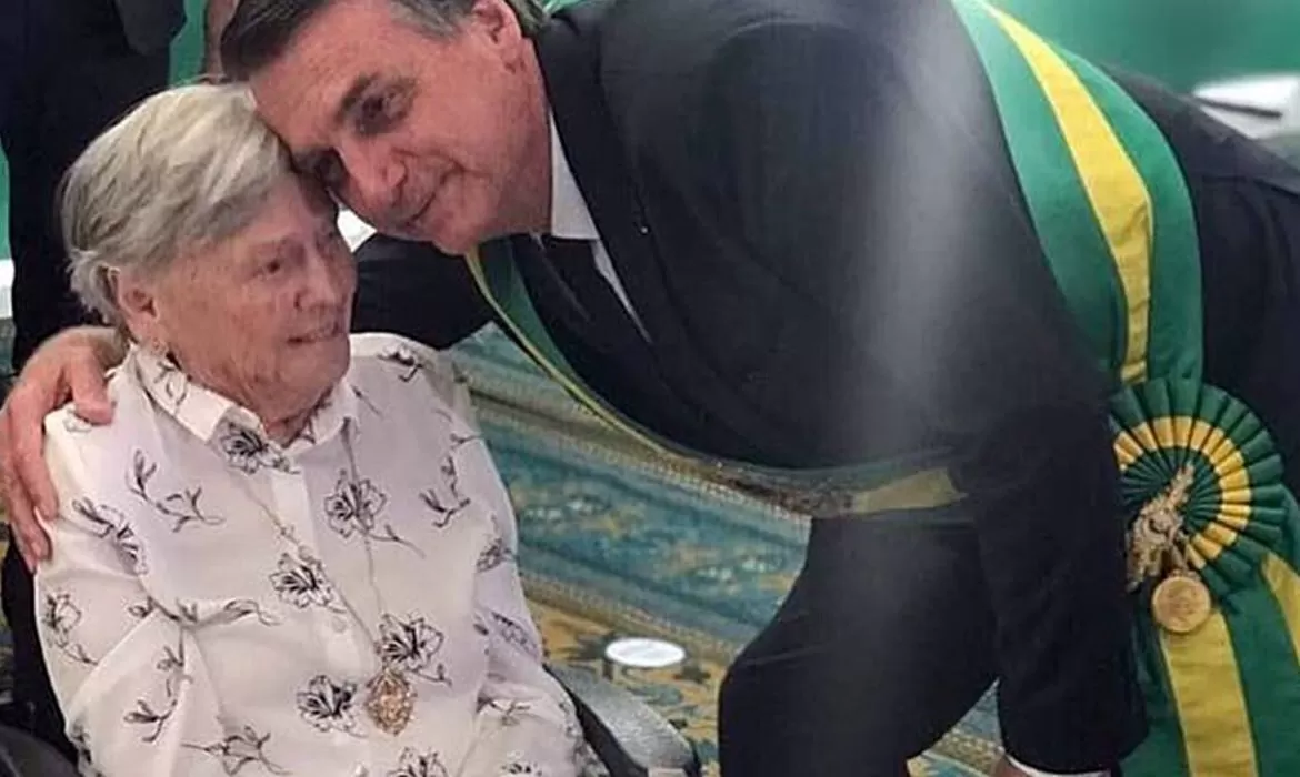 Você está visualizando atualmente Mãe do presidente Jair Bolsonaro morre aos 94 anos