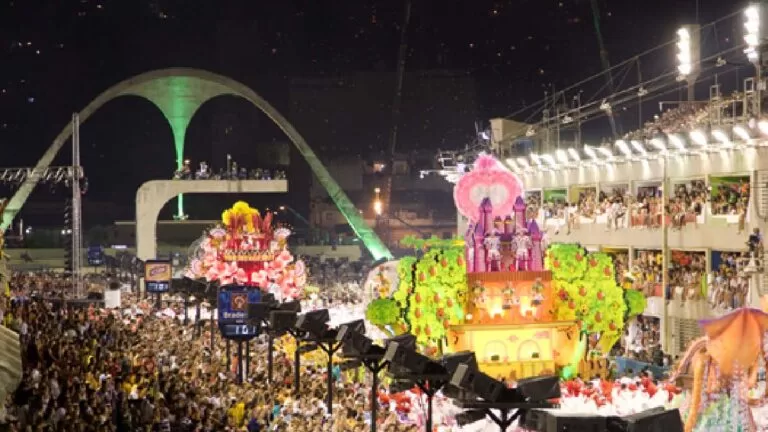 Rio de Janeiro e São Paulo adiam desfiles das escolas de samba para abril