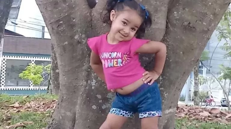 Menina de 2 anos morre após cair de bicicleta que havia ganhado de Natal
