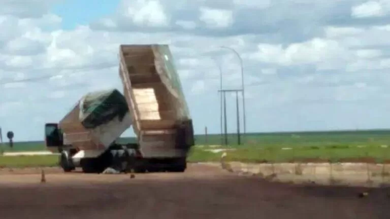 Trabalhador morre no pátio de empresa após caminhão tocar em fios elétricos