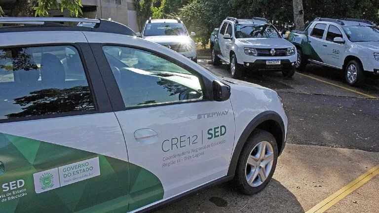 Governo do Estado entrega veículos para regionais de Educação
