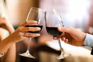 Leia mais sobre o artigo Consumo de vinho tinto tem ação protetora contra Covid, diz estudo