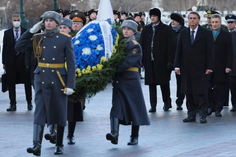 Bolsonaro inicia programa em Moscou homenageando soldados comunistas