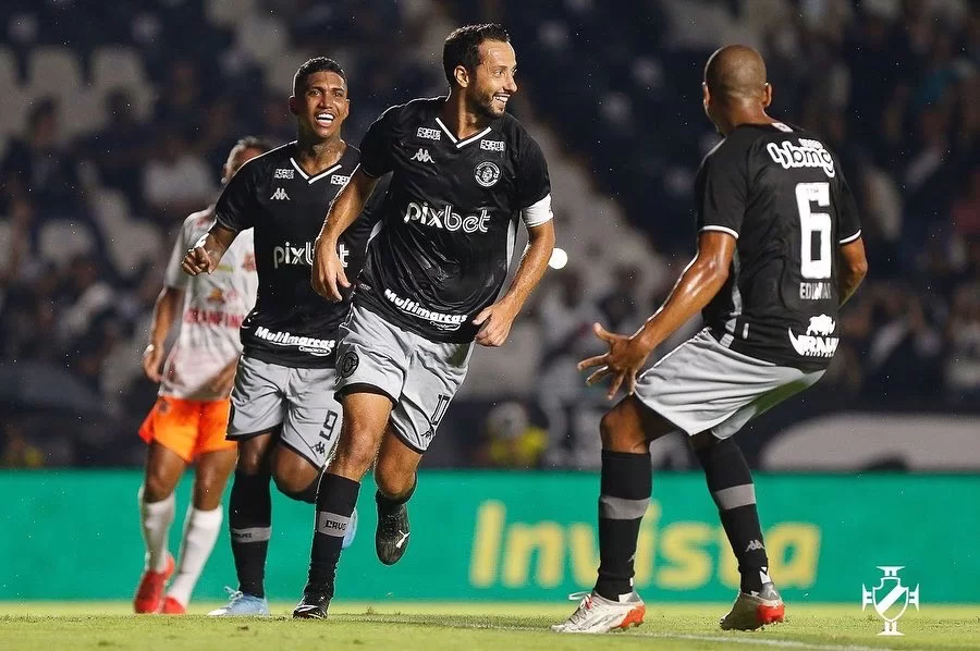 Goleiro Thiago Rodrigues recebe a camisa 1 do Vasco e destaca jogo