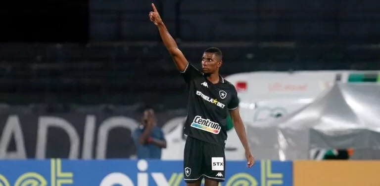 Botafogo sai atrás, mas reage, goleia Madureira e segue invicto no Carioca