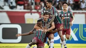 Leia mais sobre o artigo Fluminense marca no fim e vence Flamengo em clássico de muita confusão