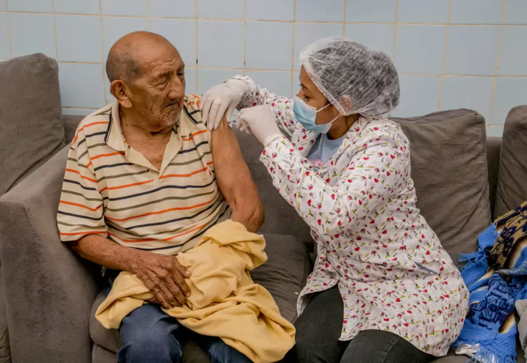 Você está visualizando atualmente Corumbá disponibiliza 4ª dose para idosos com mais de 80 anos e profissionais da Saúde