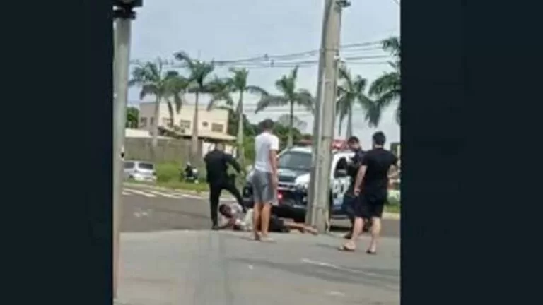Corregedoria vai investigar PM que chutou homem em abordagem na Capital
