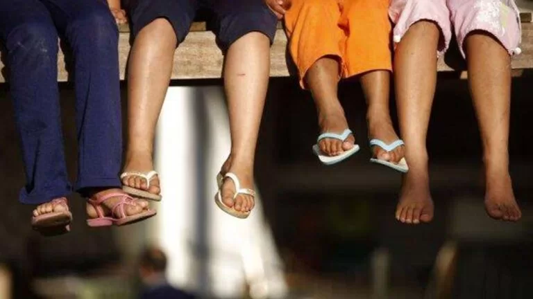 Mãe deixa 4 crianças em casa para ‘curtir noitada’ e filho liga para pedir ajuda à PM