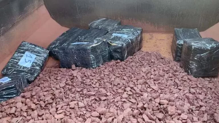 Motorista é preso com cocaína escondida em carga de minério de ferro