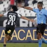 Joia de 17 anos brilha, Botafogo vence e reassume a ponta do Carioca