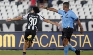 Leia mais sobre o artigo Joia de 17 anos brilha, Botafogo vence e reassume a ponta do Carioca